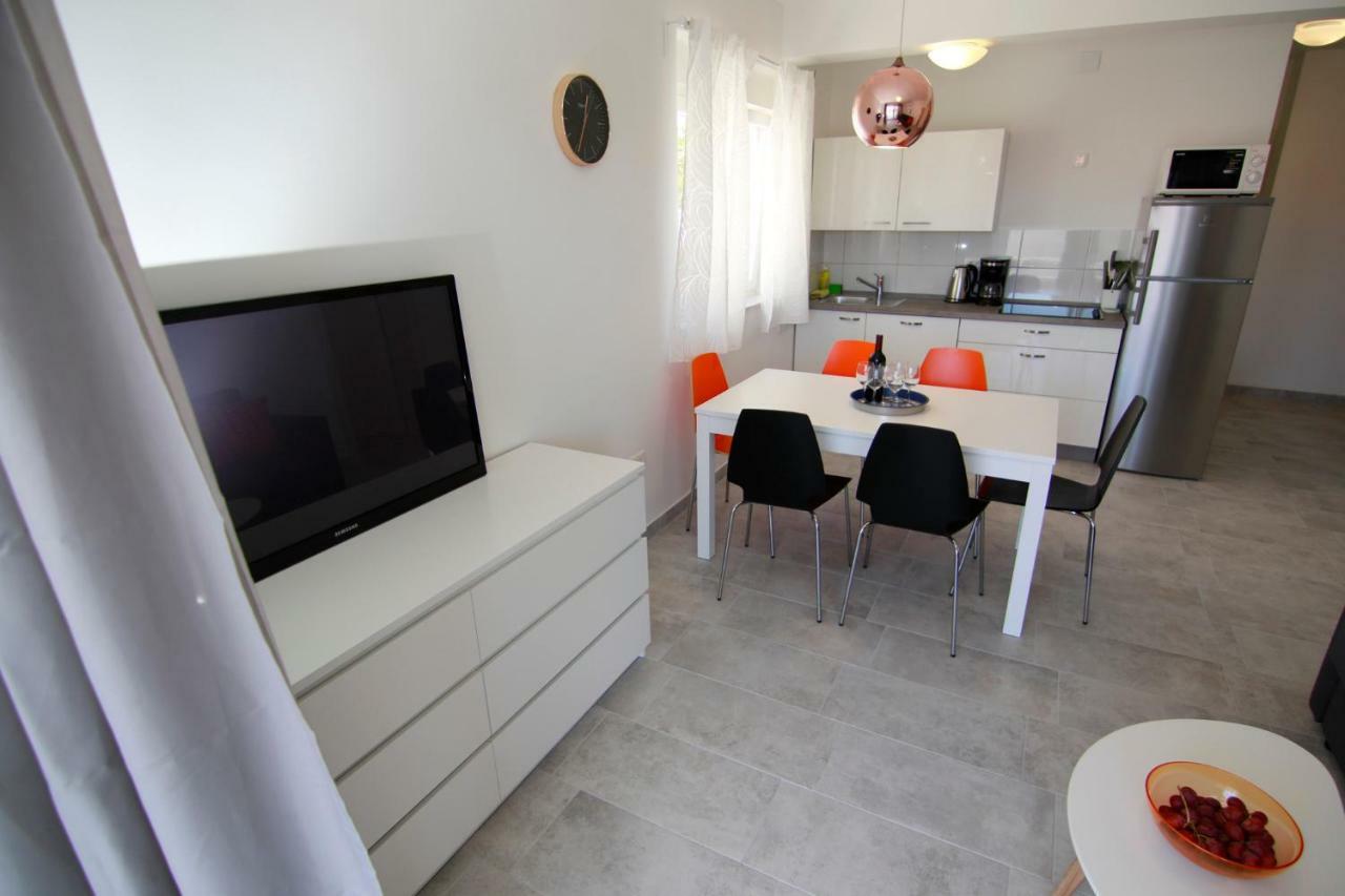 Apartments Luna ノヴァリャ エクステリア 写真